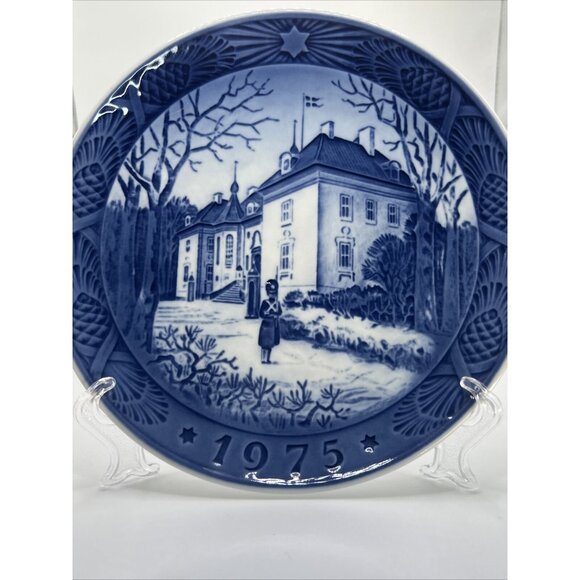 Vintage 1975 Royal Copenhagen Christmas Collectors Plate 7 1/8" - Picture 2 of 7